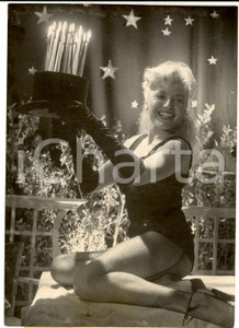 1955 PARIS Claudine DUPUIS "Môme Pigalle" festeggia il regista Alfred RODE Foto