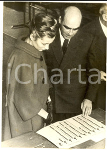 1961 BRUXELLES Principessa Paola del Belgio alle urne studia sistema elettorale