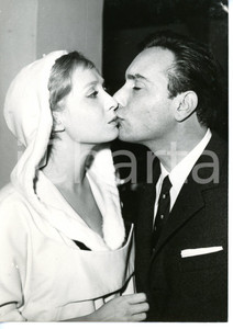1958 MANZIANA Rossella COMO bacia Giuseppe MISANO il giorno del matrimonio *Foto
