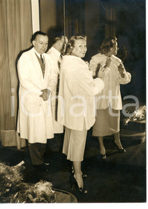 1956 TORINO L'attrice Martine CAROL in un negozio di pellicce in via Roma *Foto