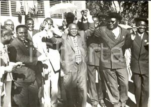 1959 ANTANANARIVO Philibert TSIRANANA danza all'evento per Charles DE GAULLE
