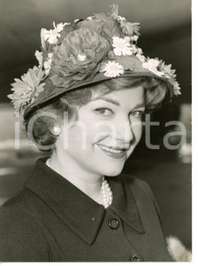 1958 LONDON Anne BAXTER wearing a hat with flowers *Photo 15x20 cm