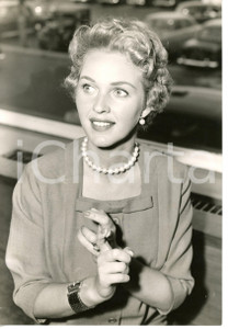 1958 LONDON AIRPORT Portrait of Katie BOYLE with a pearl necklace *Photo 15x20 
