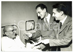 1958 TORINO Alberto COLLO riceve assegno della colletta organizzata da Ciak FOTO