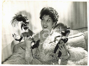 1957 MUSIC Alma COGAN takes her mascots to United States *Photo 20x15 cm