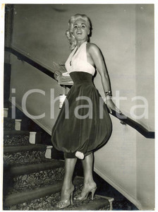 1957 LONDON Square Theatre - June CUNNINGHAM at the premiere of movie SAINT JOAN