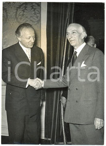 1957 ROMA - VIMINALE Antonio SEGNI stringe la mano a Hans FURLER Presidente CECA