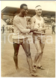 1960 FRANCE MARATHON Le champion Alain MIMOUN avec Abdou SEYE Photo 13x18 cm
