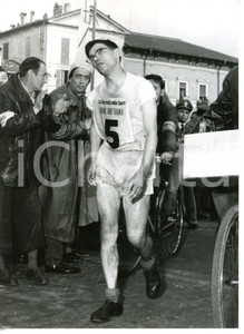1957 LECCO - 100 KM DI MARCIA Don THOMPSON all'arrivo *Foto 13x18 cm