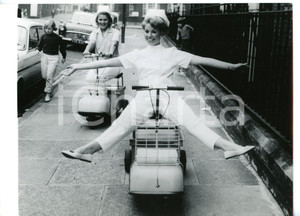 1966 LONDRA - COSTUME Infermiere posano con le nuove uniformi *Foto 18x13 cm