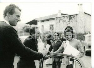 1965 ca PORTO ROTONDO Virna LISI in partenza dopo servizio fotografico *Foto