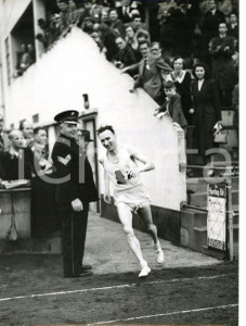 1953 LONDON Polytechnic Stadium - Jim PETERS winning London Marathon *Photo 