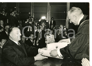 1968 GENOVA Niso FUMAGALLI riceve laurea ad honorem da Agostino CACCIA *Foto 