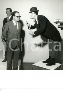 1967 MILANO Museo delle cere - Giuseppe ZECCHILLO osserva la statua di TOTÒ