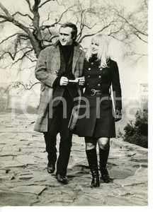 1968 LONDON Hyde Park - Mylène DEMONGEOT con Marc SIMENON a passeggio *Foto
