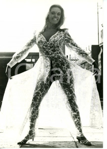 1970 LONDON Sue LONGHURST posa con una vestaglia trasparente *Foto 13x18 cm