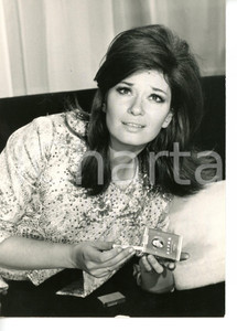 Fotografia d epoca originale 1966 COLOGNO MONZESE Lea MASSARI con pacchetto di sigarette ASTOR Foto 13x18 1