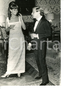 1967 ROMA Ambasciata Brasile - Claudia CARDINALE e Juca CHAVES a un ricevimento