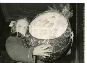 1959 MILANO Bambina stringe uovo di Pasqua ALEMAGNA *Foto 18x13 cm
