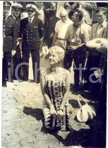 1959 FESTIVAL DI CANNES Martine CAROL in ginocchio sulla sabbia - Foto 13x18