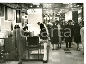 1961 LONDON People visiting Council of Industrial Design *Photo 20x15 cm