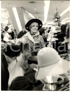 1967 CANTEUROPA Caterina CASELLI durante gli acquisti di Natale *Foto 18x24 cm