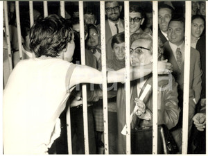 1969 MILANO ATLETICA Paola PIGNI abbraccia la madre dopo il record *Foto 24x18