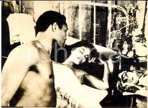 1959 CINEMA "Orfeo negro" - Marpessa DAWN in una scena a letto ^Foto 18x13 Fotografia d'epoca con didascalia coeva al verso.  CONDIZIONI: FAIR (bassa qualit&agrave; di stampa)     originale e autentica 1