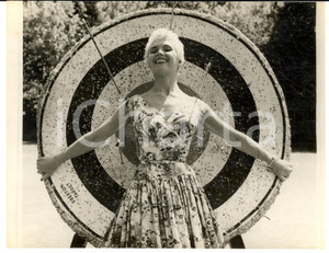 1955 SHEPPERTON STUDIOS Vera DAY as a target of beauty *Photo 20x15 cm