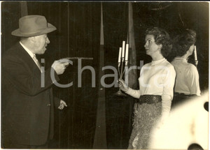 1957 PARIS FERNANDEL e Danielle DARRIEUX in uno sketch di beneficenza *Foto