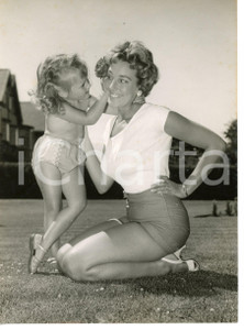1958 ST ANNES-ON-SEA Joan EDWARDS playing with her daughter *Photo 15x20 cm