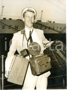 1958 SOUTHAMPTON Billy YOUNG smoking a cigar at the port *Photo 15x20 cm