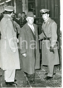 1957 VENEZIA - CASO MONTESI Testimone Giacomo MANGIAPELO scortato dalla Polizia