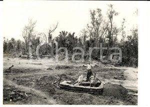 1967 GUERRA DEL VIETNAM Marines americani fanno terra bruciata per le trincee