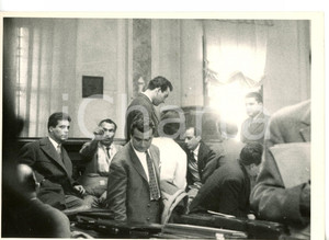 1957 VENEZIA - CASO MONTESI Pasquale VENUTI e Francesco TANNOIA durante processo Fotografia d'epoca con didascalia coeva. CONDIZIONI: FAIR (bassa qualit&agrave; di stampa) FORMATO: 18x13 cm    originale e autentica 1
