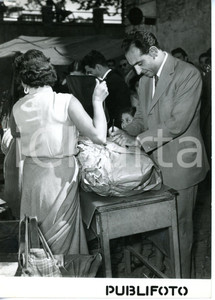 1954 ROMA CASO MONTESI Leone PICCIONI consegna in carcere pacco per il fratello 