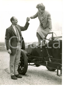 1959 BEAULIEU Lord MONTAGU of BEAULIEU helps Belinda CROSSLEY out of racing car