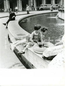 1955 ca GENOVA Piazza De Ferrari - Bambini giocano sulla fontana *Foto 18x24 cm