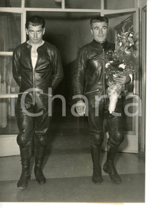 1954 CODOGNO Duilio AGOSTINI e Alano MONTANARI portano fiori a LORENZETTI