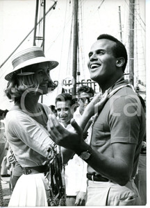 1955 ca VENEZIA Mostra del Cinema - Harry BELAFONTE sulla spiaggia del Lido 