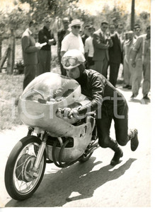 1955 ca PESARO Il pilota Silvio GRASSETTI con la moto BENELLI 250 *Foto 13x18 cm