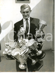 1958 LONDON - MOTORCYCLING Mike HAILWOOD with his trophies *Foto 15x20 cm