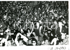1956 NAPOLI Festival Canzone Napoletana - Pubblico acclama Giuseppe BONAVOLONTÀ