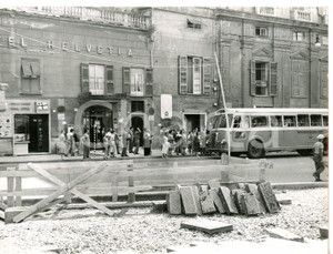 1955 ca GENOVA Hotel Helvetia - Passanti alla fermata dell'autobus *Foto 24x18