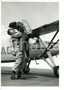 1958 TORINO - AERITALIA Alberto DE CRISTOFARO bacia la fidanzata Bianca CAPPONE