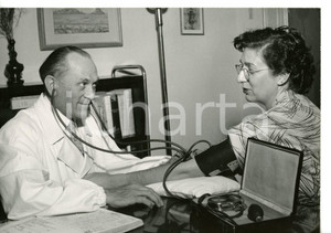 1954 MILANO Ambulatorio medico - Misurazione della pressione *Foto 18x13 cm