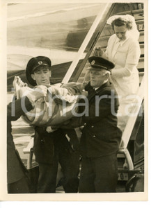 1953 LONDON Ragazza ferita da proiettile vagante soccorsa all'aeroporto *Foto