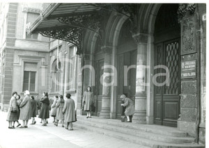 1955 TORINO Ingresso scuola media "Maria Pia di Savoia" al termine delle lezioni