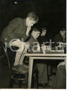 1953 LONDON Boys Chess Championship - Peter FORD studying the board *Foto 15x20