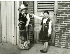 1954 SHEPPERTON STUDIOS The belles of St. Trinians - Baby actress Irene FRENCH 